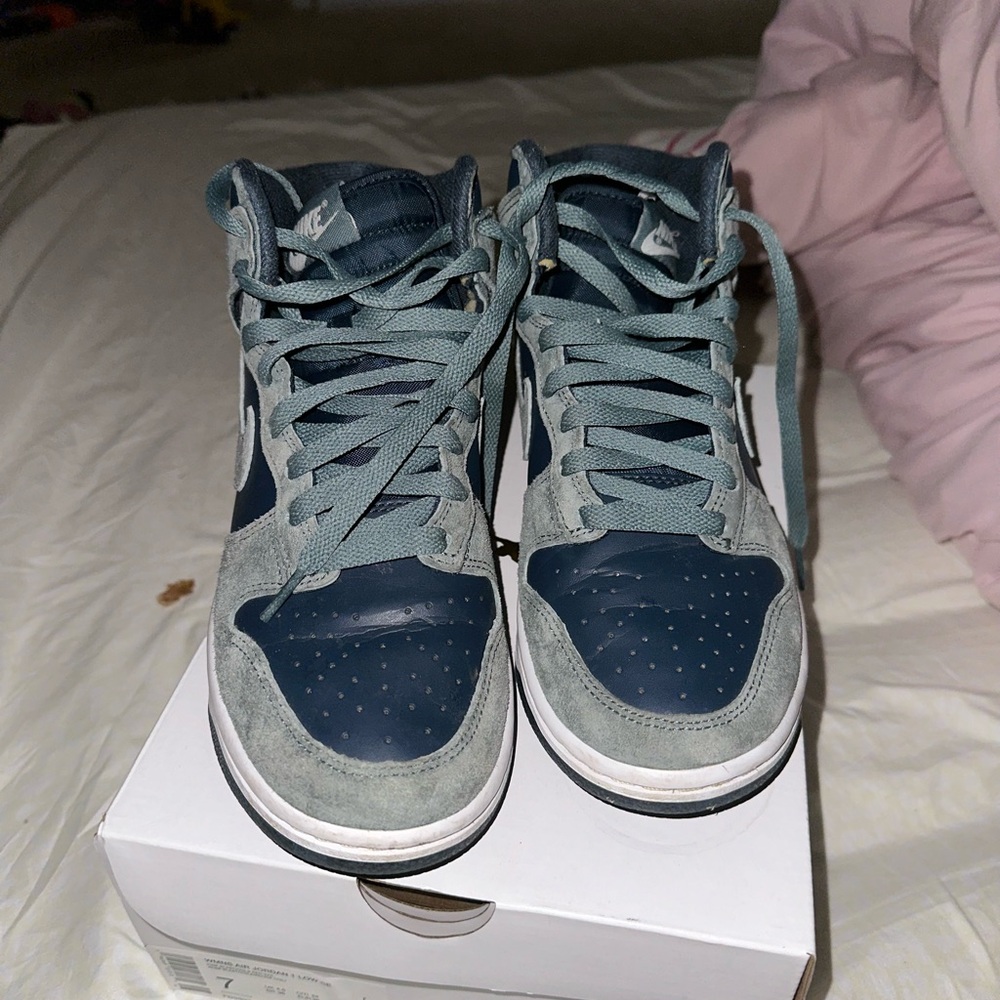Men dunks size 6 1/2 but cut a little big